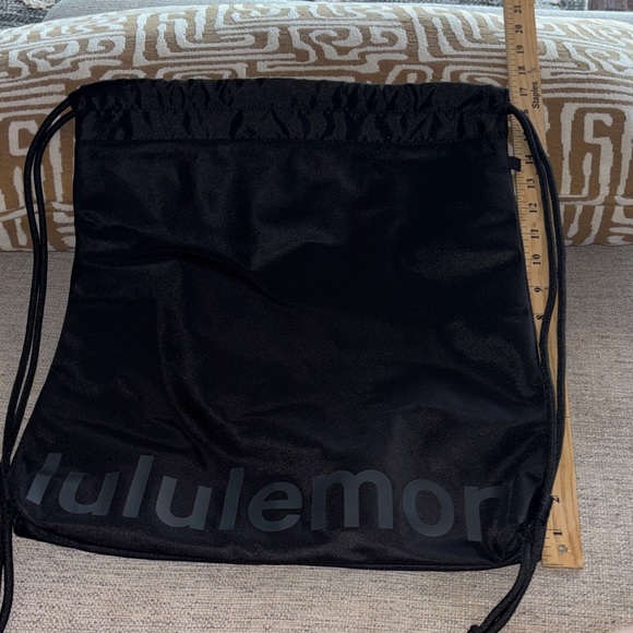 Lululemon lightweight gym sack water repellent cinch closer blk and grey bag